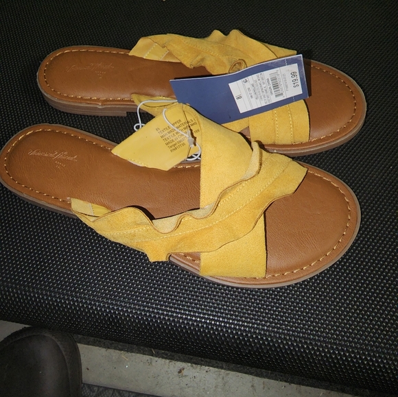 Universal Thread Women's Holland Ruffled Cross Sandals Yellow Size 8.5 - Picture 5 of 5